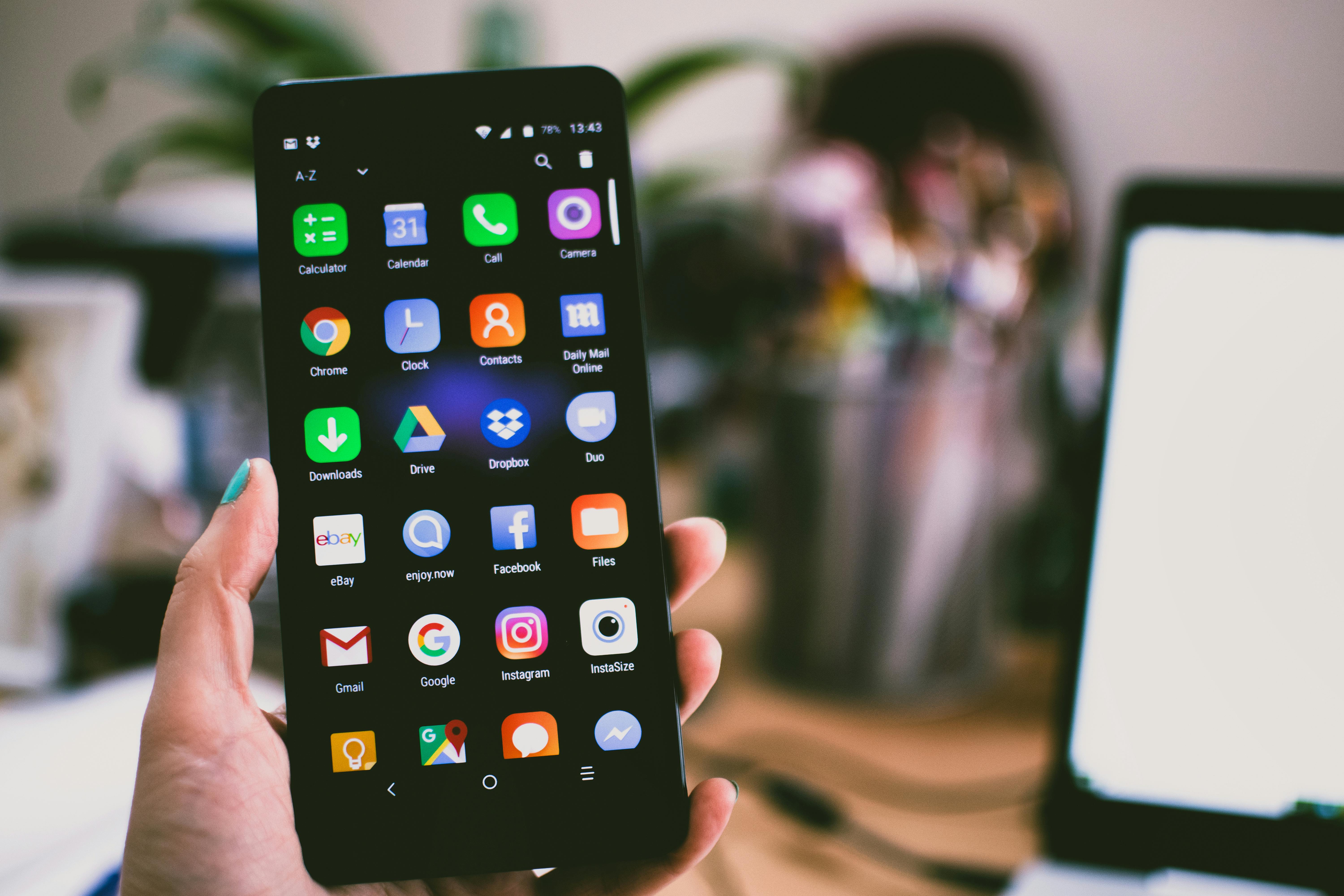 Primer plano de smartphone mostrando app de marcador de pádel junto a pista