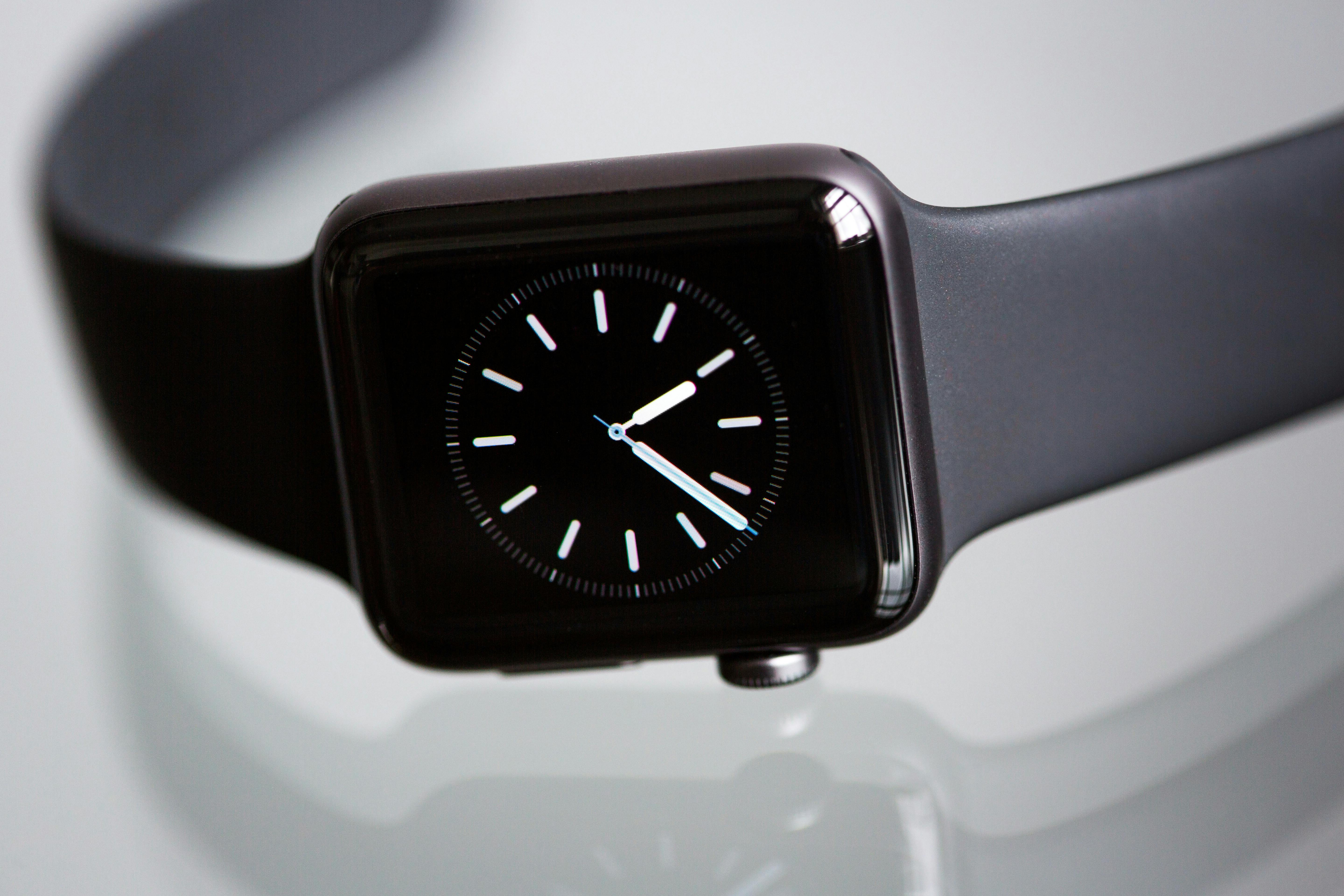 Apple Watch en muñeca mostrando interfaz de marcador de pádel durante partido