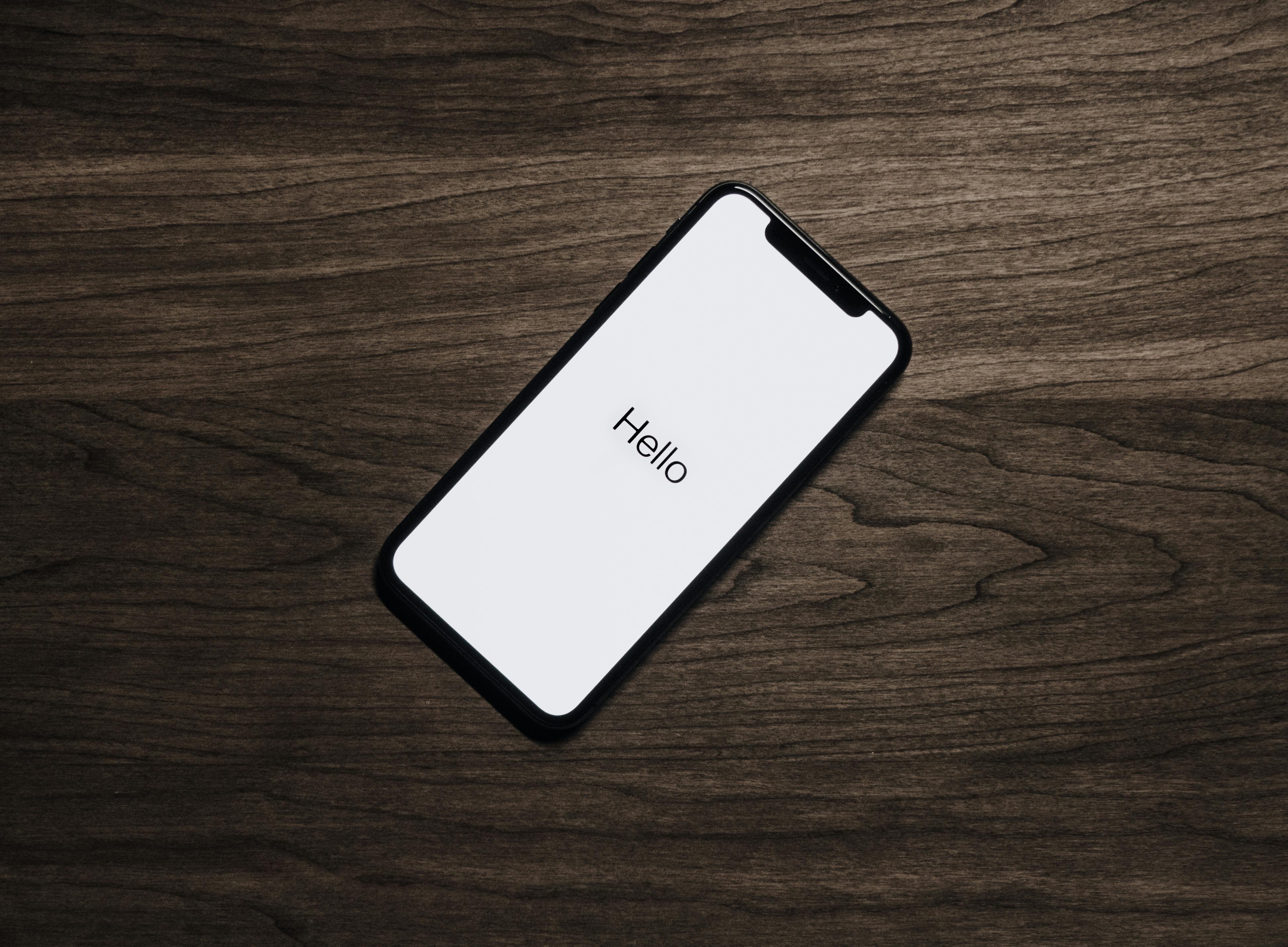 Smartphone y smartwatch lado a lado mostrando interfaces de apps de pádel para comparar