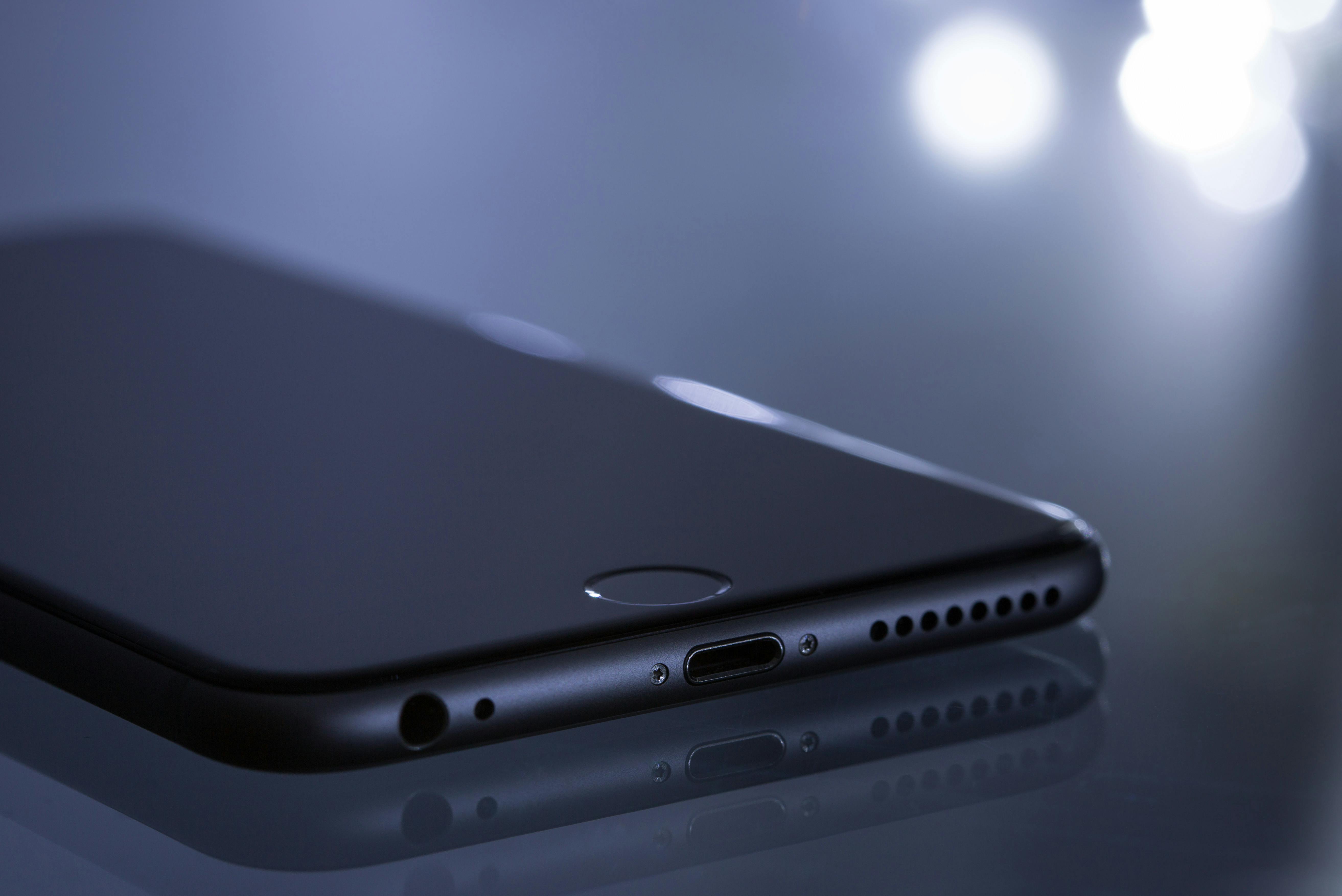Dos smartphones lado a lado comparando app gratuita básica y app premium completa