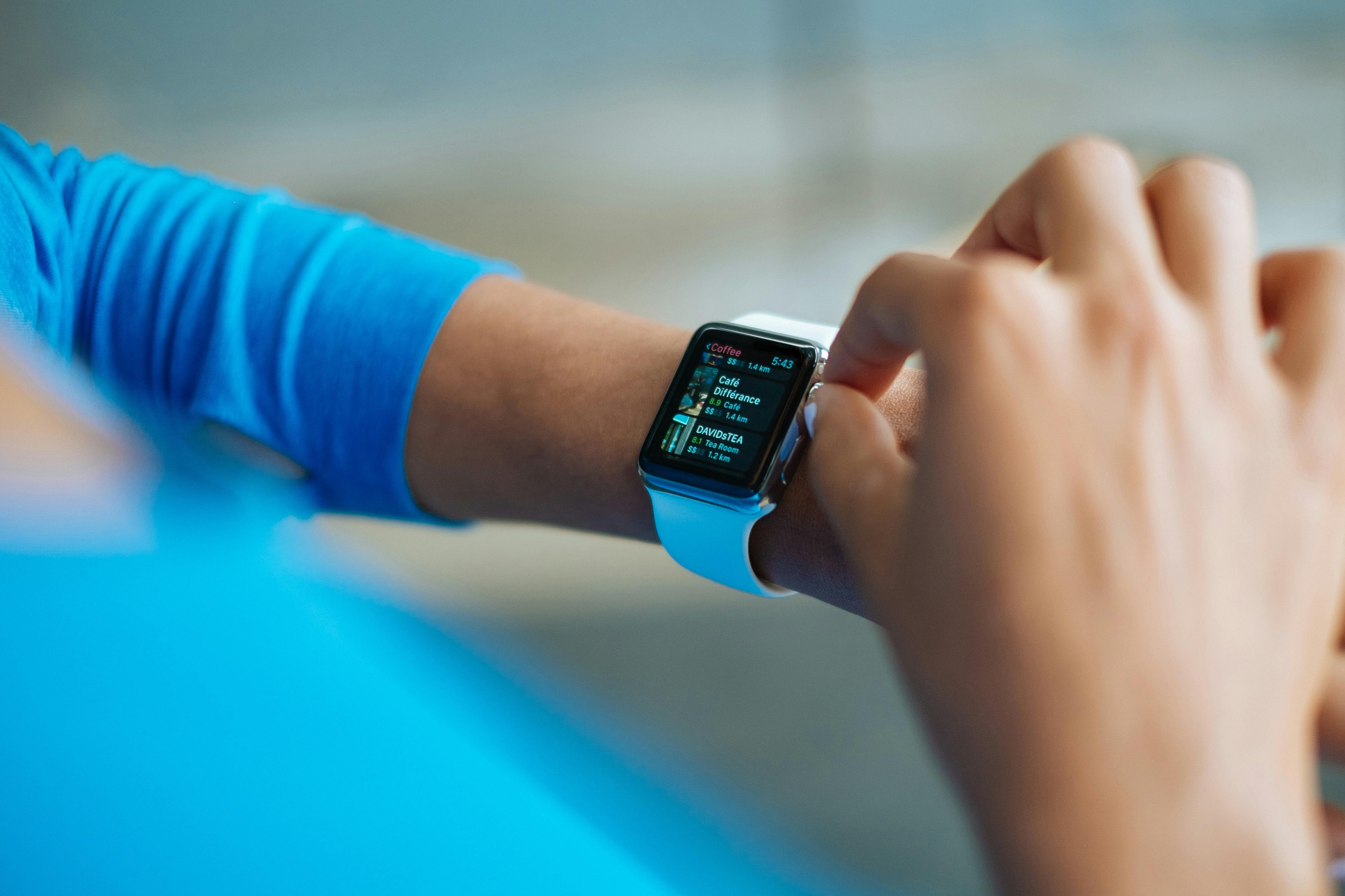 Jugador de pádel usando smartwatch entre puntos para actualizar marcador