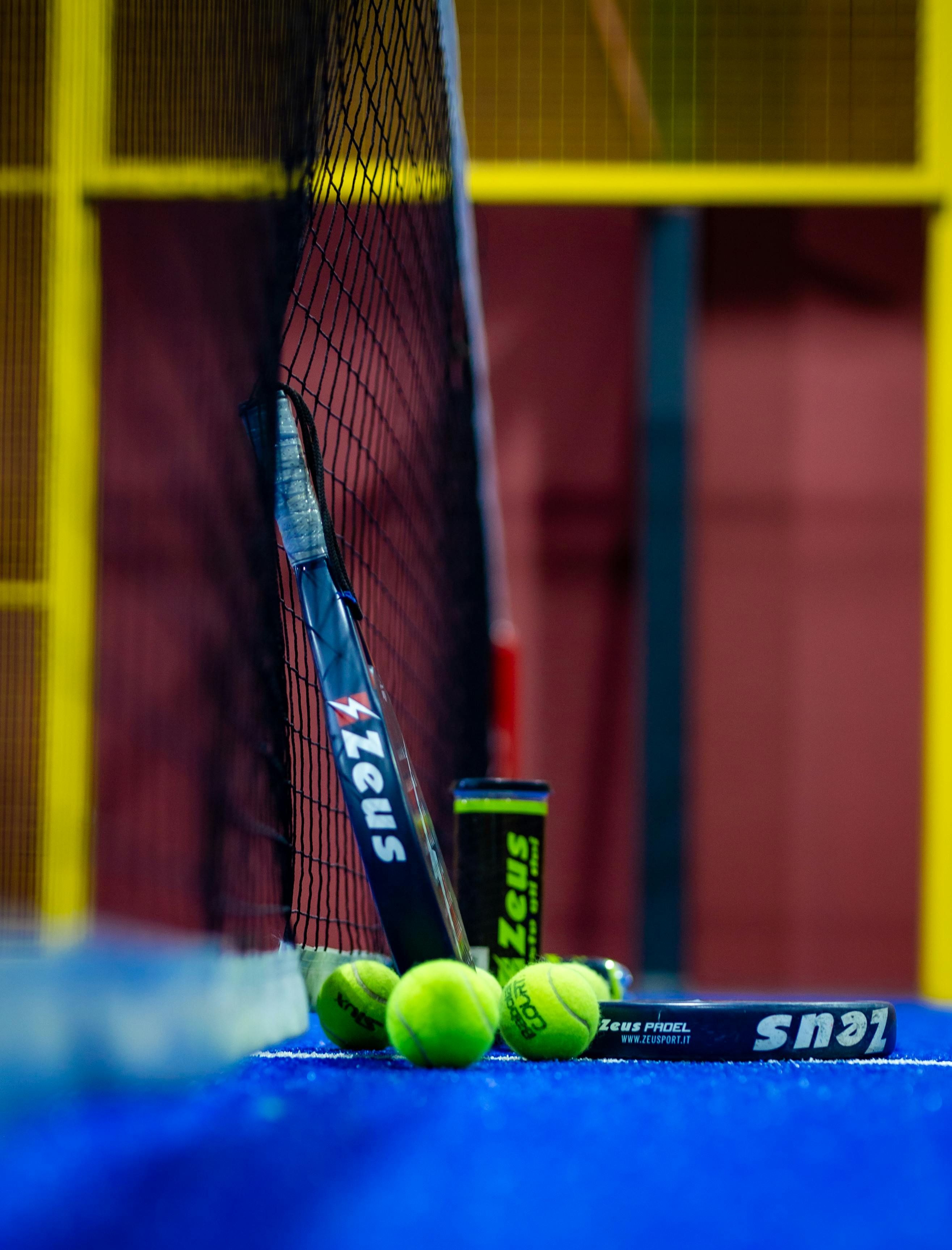 Pareja de pádel en formación defensiva en el fondo de la pista
