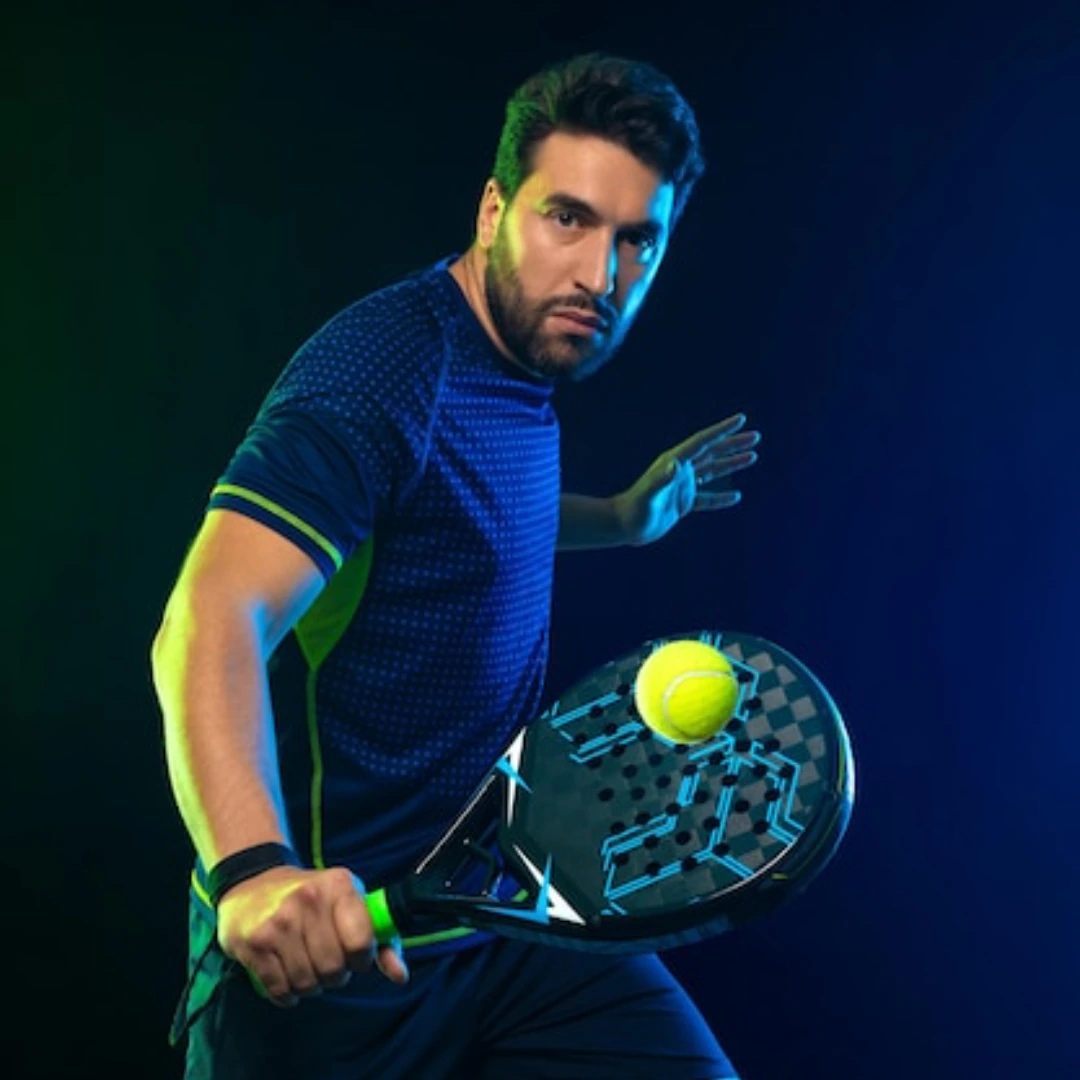 Pádel — Cómo restar en pádel: posición, dirección y primer golpe para ganar ventaja