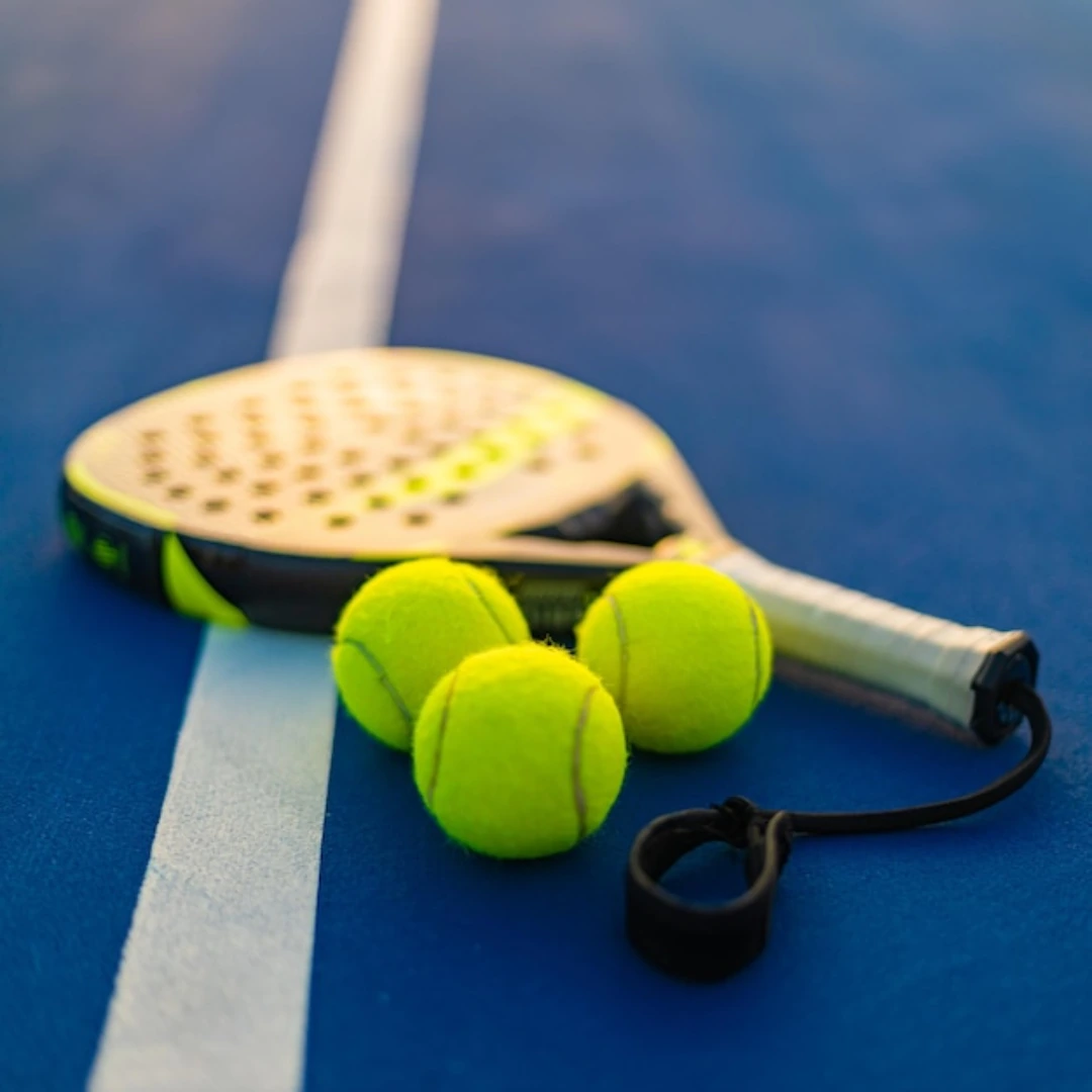 Pádel — Remate de revés en pádel: técnica, cuándo usarlo y errores que lo arruinan