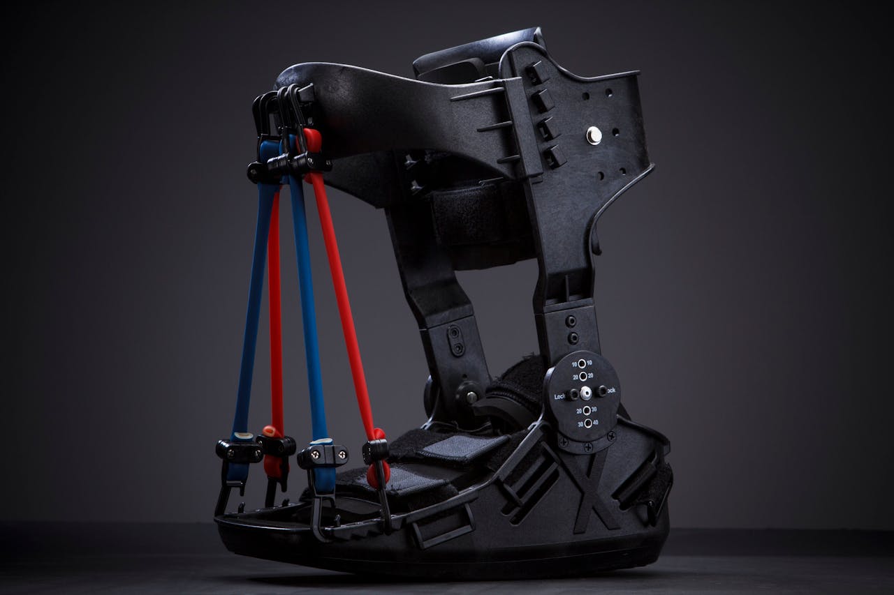 Colección de accesorios de prevención de lesiones para pádel: codera, rodillera, cinta de tobillo y foam roller