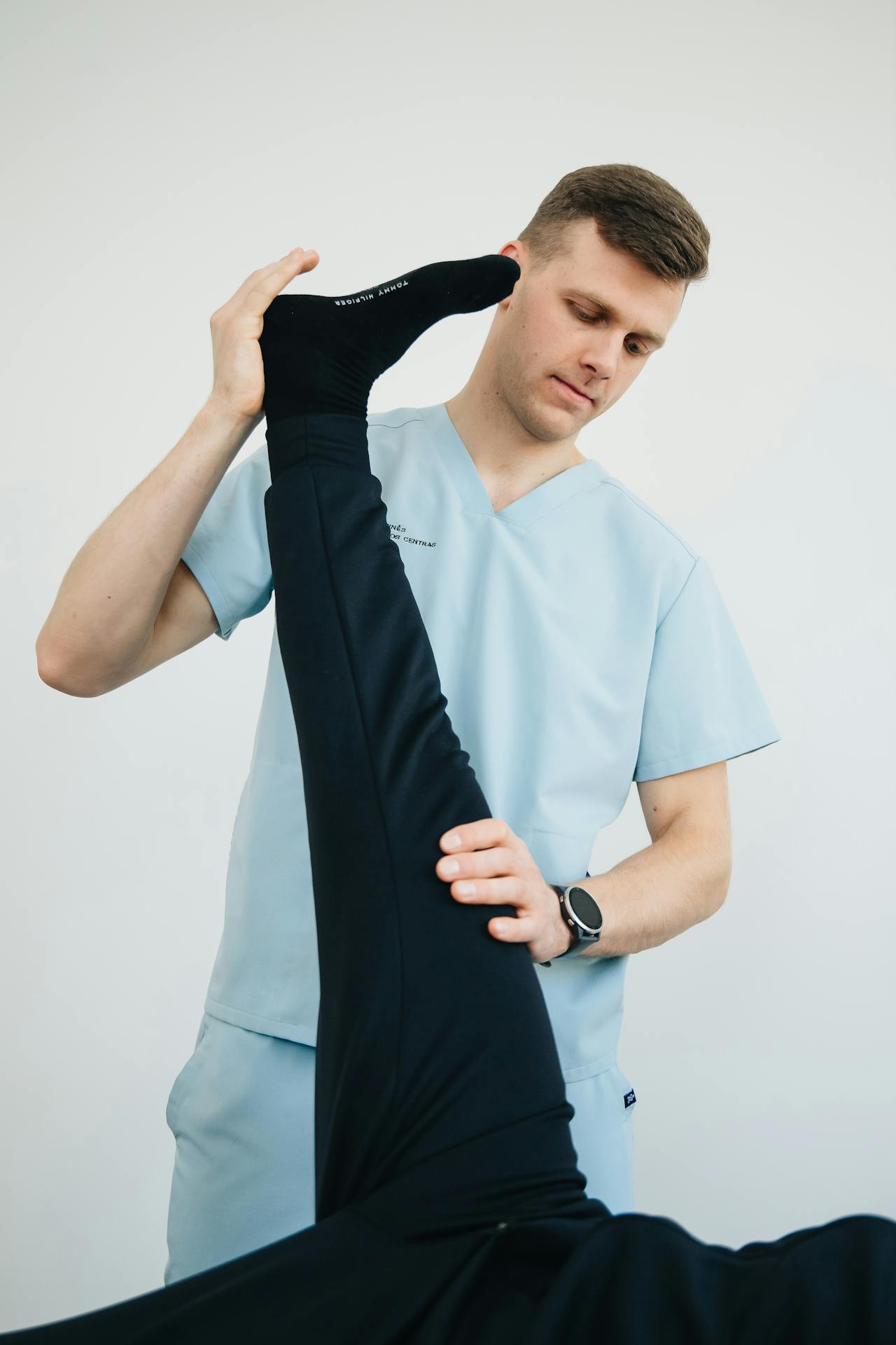 Fisioterapeuta deportivo trabajando con jugador de pádel en clínica, sesión de rehabilitación profesional