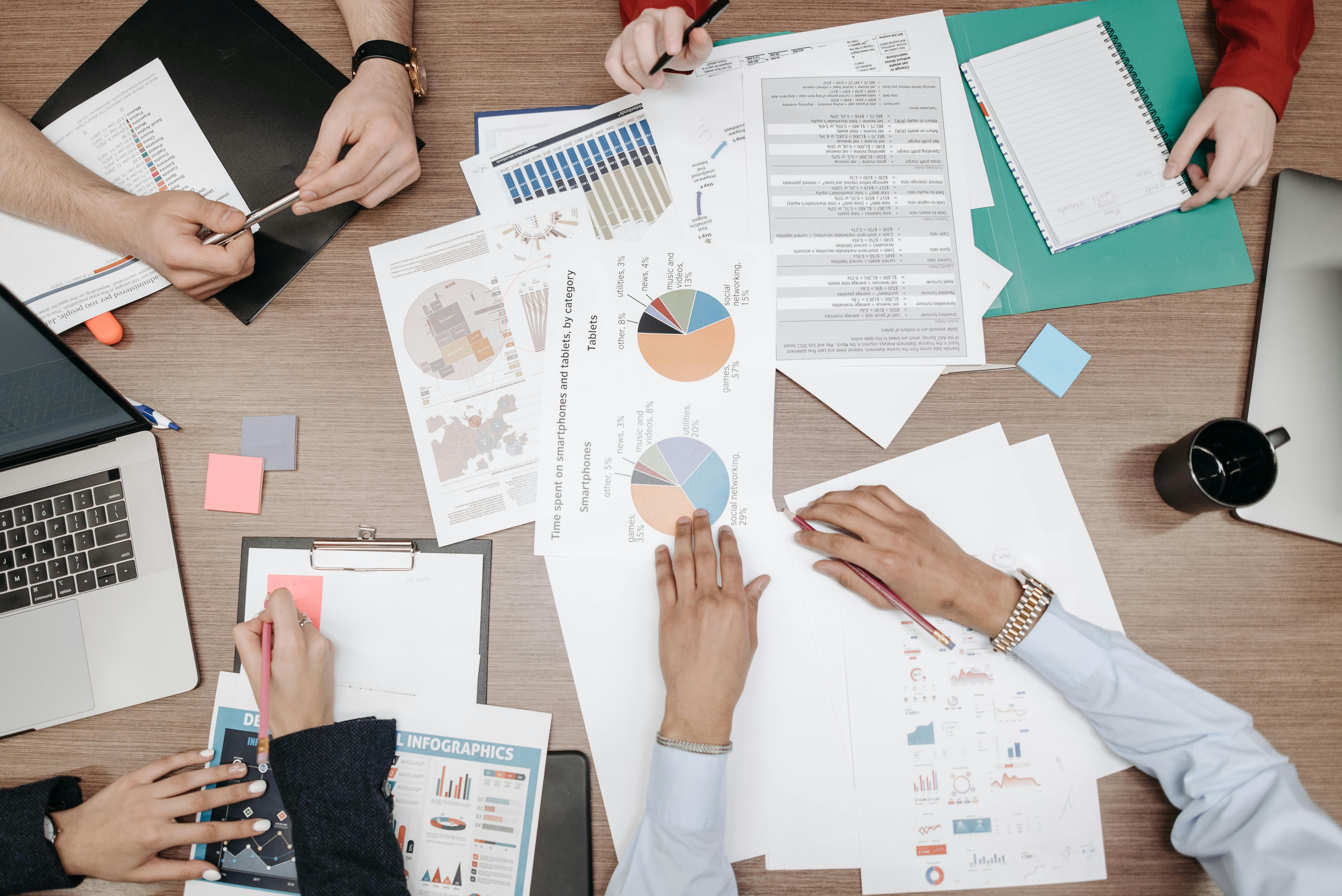 Organizador de torneo explicando formato a grupo de jugadores de pádel