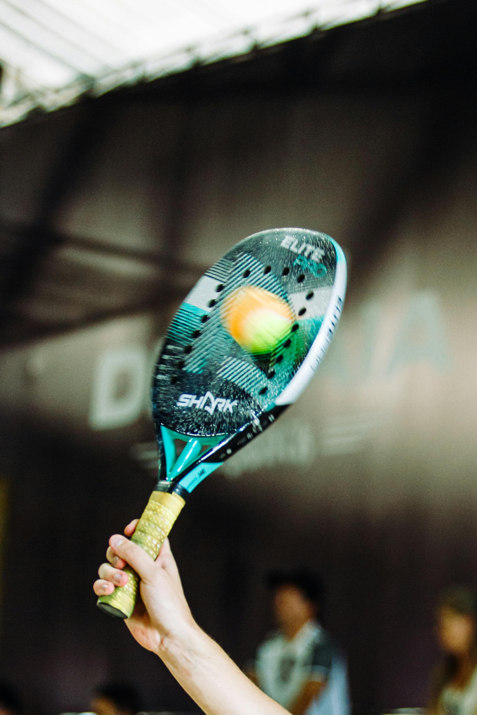 Partido intenso de pádel durante torneo mexicano con jugadores muy concentrados