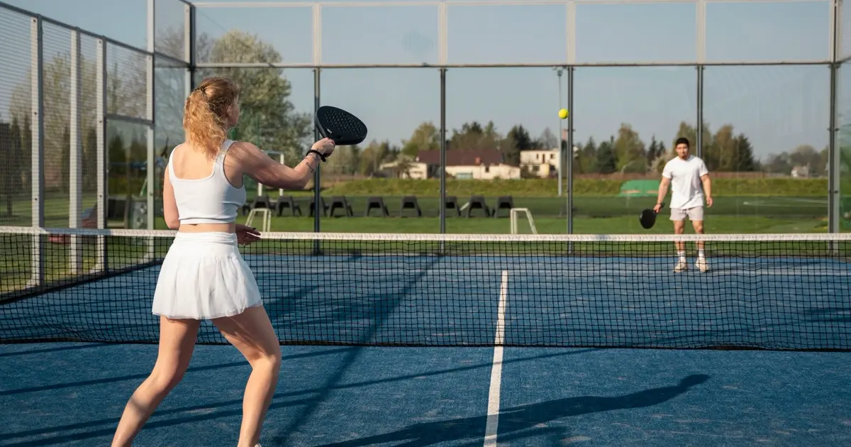 Jugar al Pádel con Viento: Ajustes de Globo, Bandeja y Resto