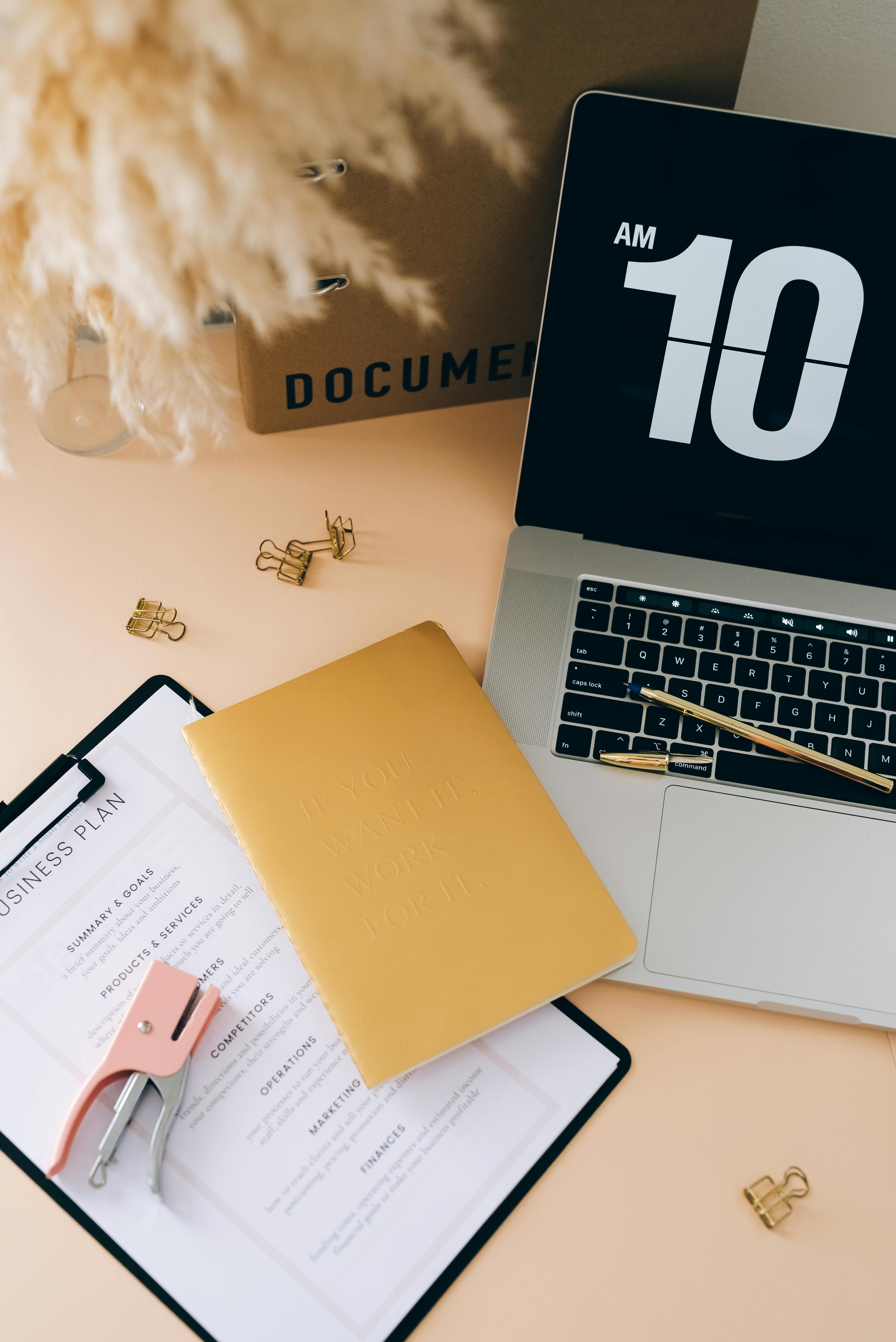 Entrenador de pádel demostrando posicionamiento correcto a estudiantes en pista