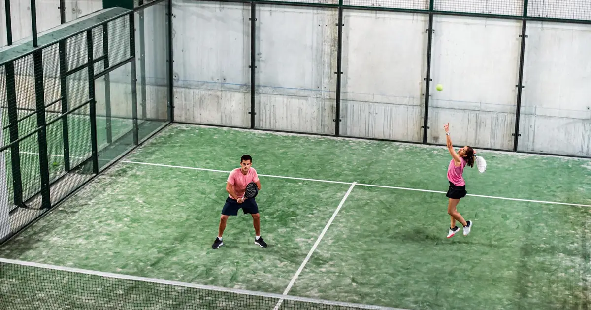 Reglas del saque en pádel 2026: qué vale y qué no