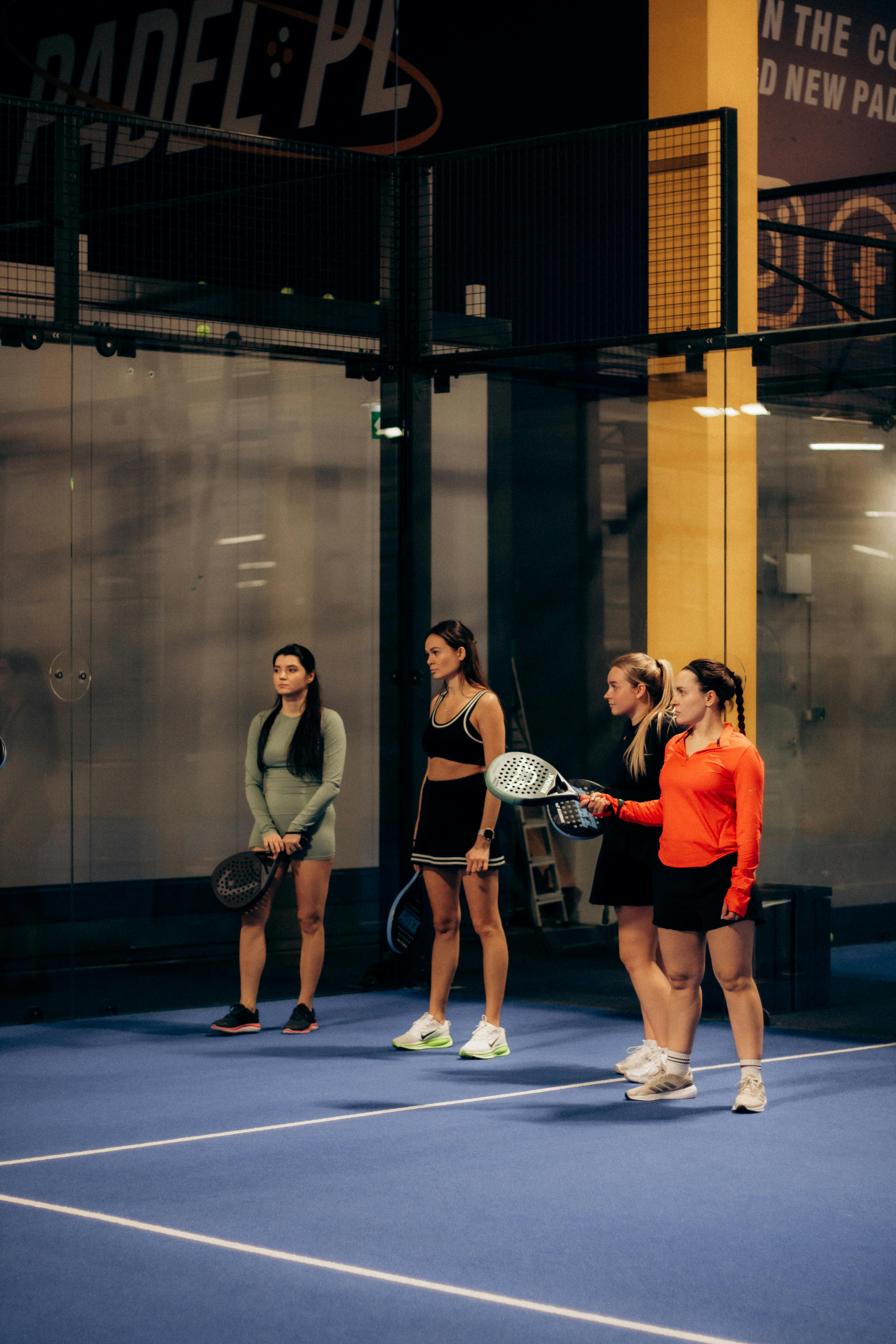 Sede de torneo profesional de pádel moderno, evento oficial FIP con ambiente de competición internacional
