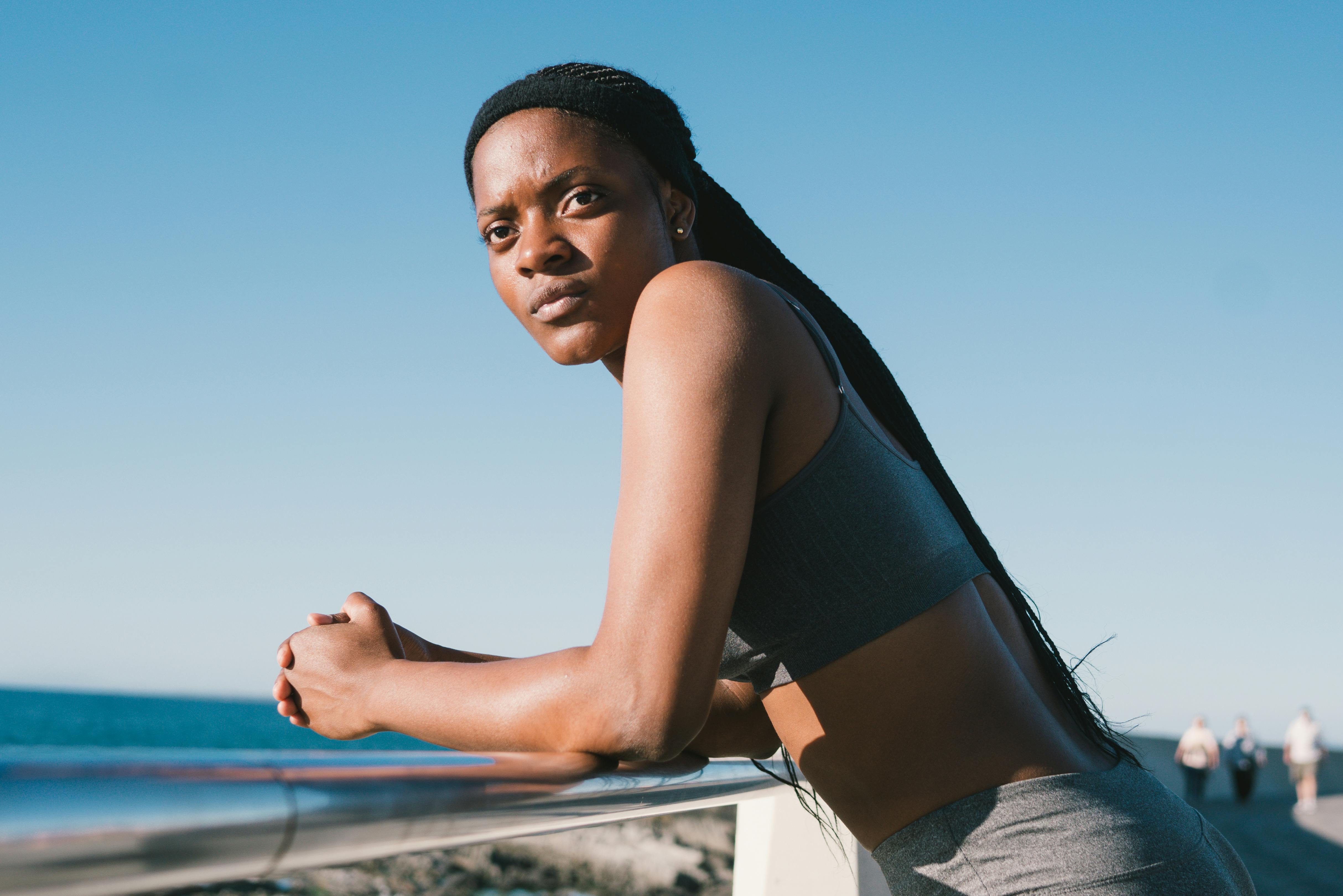 Estructura interna de una zapatilla de pádel mostrando las características clave: suela de espiga, refuerzo lateral y amortiguación